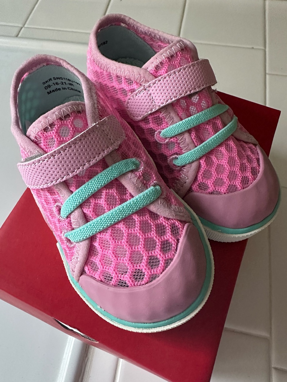 See Kai Run Saylor sneakers, size 8